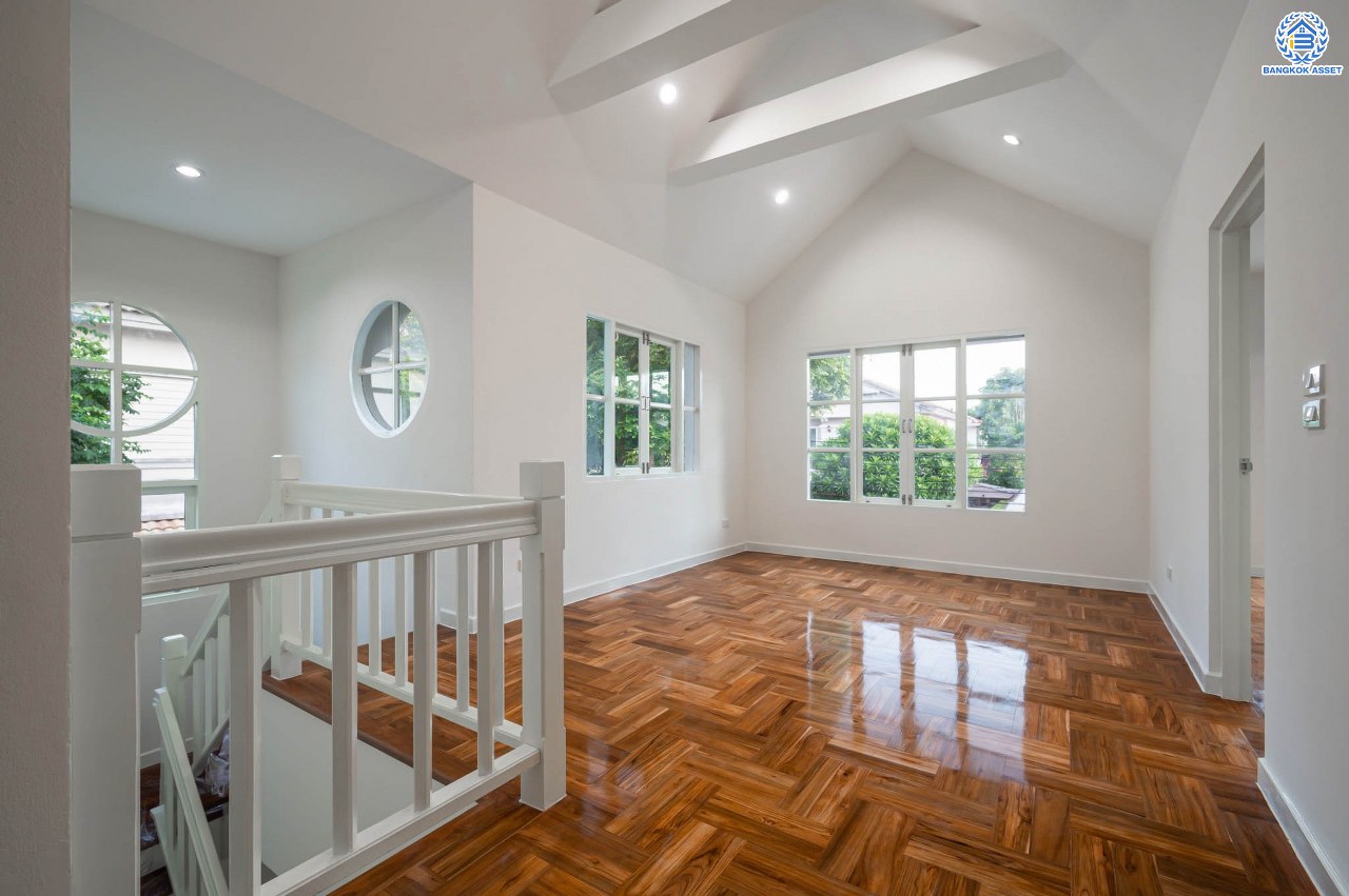 บ้านตกแต่งใหม่ โครงการ มัณฑนา  วัดพระเงิน ตกแต่งหรูหราดีไซน์สุด Classic เนื้อที่ 85.6 ตร.ว ฟังก์ชันจัดเต็ม 3 ห้องนอน 4 ห้องน้ำ 1 ห้องแม่บ้าน จอดรถได้ถึง 2 คัน เชื่อมต่อถนนกาญจนาฯ ใกล้รถไฟฟ้าสายสีม่วง "สถานีสามแยกบางใหญ่" และทางด่วน "ศรีรัช" รายล้อมด้วยสิ่งอำนวยความสะดวกมากมาย